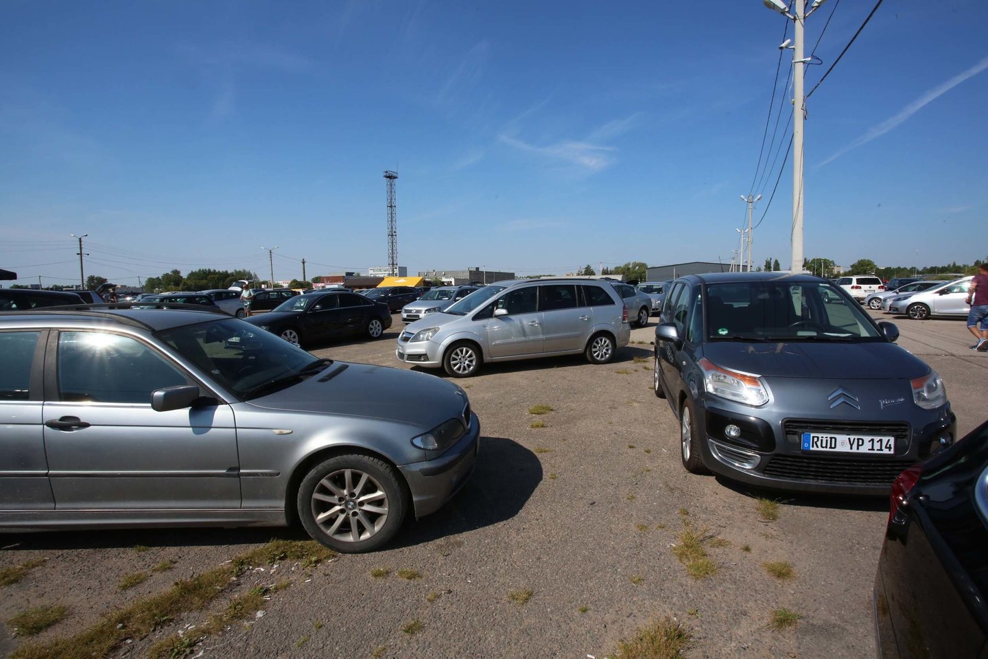 Nuo liepos pirmosios Lietuvoje lengvųjų automobilių pirkėjai turi sumokėti ir vadinamąjį taršos mokestį.<br>M.Patašiaus nuotr.