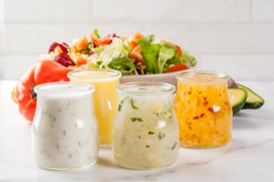 4 itin paprasti padažų receptai, kurie pagerins pamėgtų salotų skonį