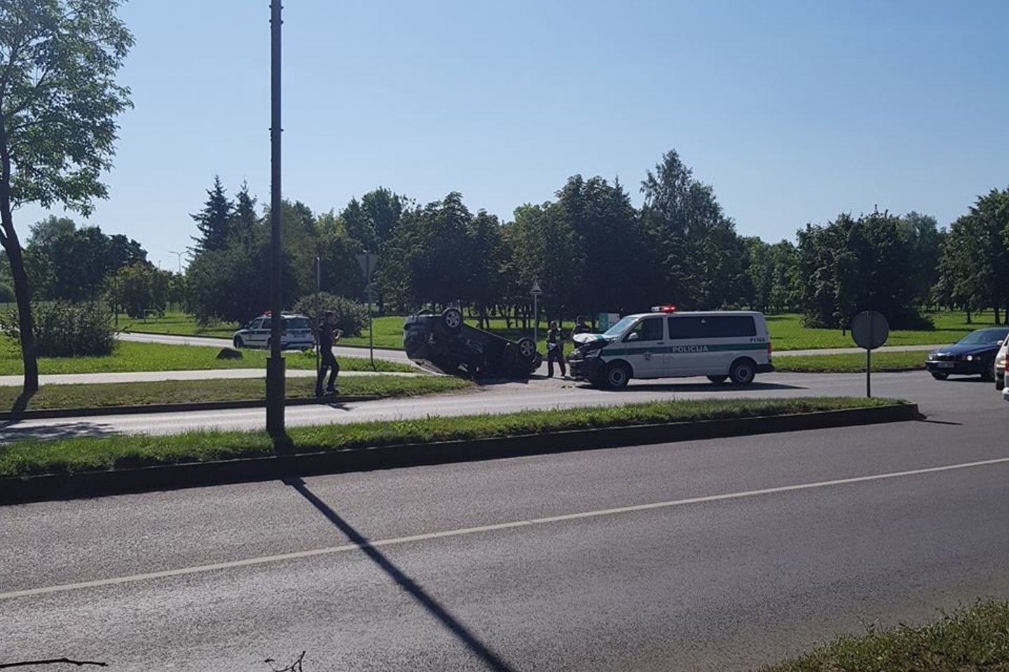  Panevėžyje sudaužytas policijos automobilis – po smūgio moters „Toyota“  apvirto.<br> Facebook/Mentai PNVŽ/Dariaus A. nuotr.