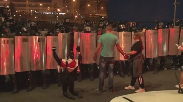 Milicija nustebino protestuojančių baltarusių minią: atvirai pasipriešino A. Lukašenkos režimui