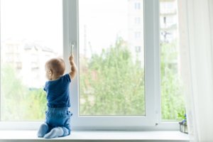 Savaitgalį pro namų langus ir balkonus iškritus net trims vaikams – ekspertų įspėjimas