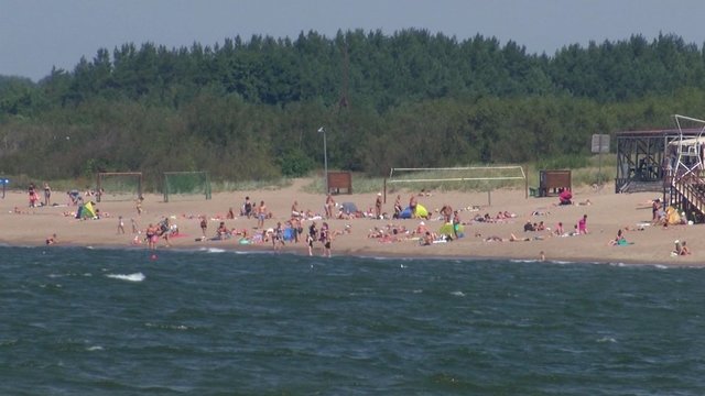 Klaipėdos poilsiautojai piktinasi: maudytis draudžiama ir surinkus teršalus
