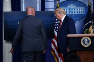 Po pranešimų apie šūvius nutraukta D. Trumpo spaudos konferenciją: teko skubėti į Ovalųjį kabinetą