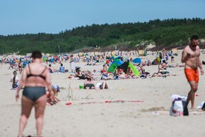 Palangoje – tūkstančiai žmonių, o užfiksuotų COVID-19 skaičius – vienas mažiausių Lietuvoje. Kodėl?