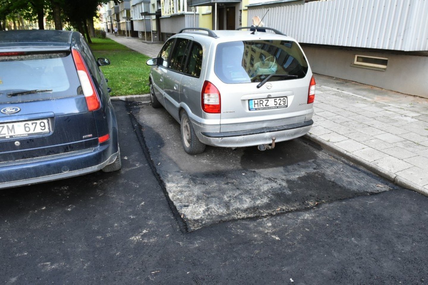Iš panevėžiečių galima pasimokyti, kaip asfaltuoti automobilių stovėjimo aikšteles prie daugiabučių gyvenamųjų namų.<br>R.Ančerevičiaus/Jp.lt nuotr.