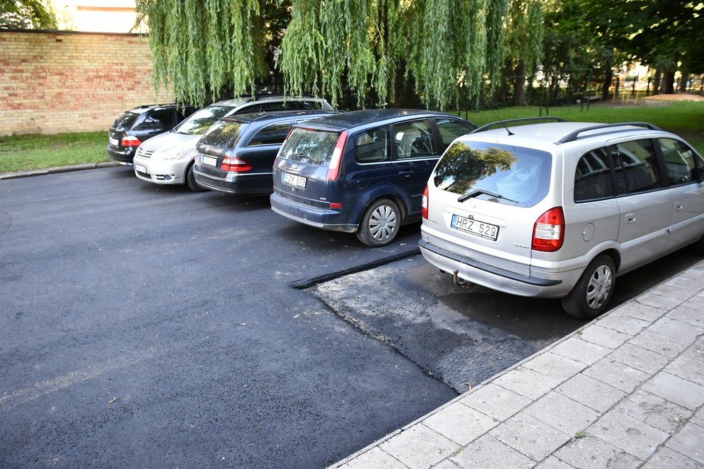 Iš panevėžiečių galima pasimokyti, kaip asfaltuoti automobilių stovėjimo aikšteles prie daugiabučių gyvenamųjų namų.<br>R.Ančerevičiaus/Jp.lt nuotr.