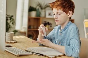 Artėjant mokslo metams: kuo turi pasirūpinti tėvai vaikų rankų higienai