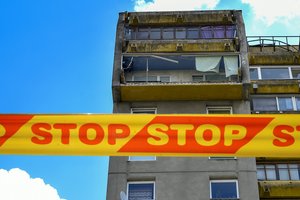 Daug išvedžiojimų nereikia – ekspertas įvardijo 2 priežastis, kodėl Vilnuje krenta balkonai