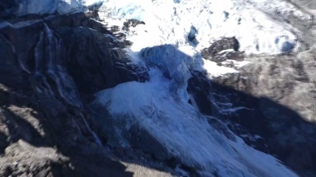 Kalnuose atostogaujanti mokytoja užfiksavo kvapą gniaužiančią akimirką: ledkalnis subyrėjo akyse