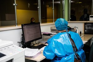 Iš 26 naujų koronaviruso atvejų šeši – įvežtiniai, virusas toliau plinta iš populiaraus baro