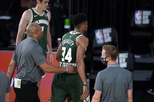 NBA naktis: siautėjantis D. Lillardas ir dėl nesportiško elgesio išvarytas G. Antetokounmpo