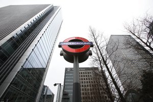 Žinia apie rekordinę recesiją Didžiojoje Britanijoje nusmukdė svaro kursą