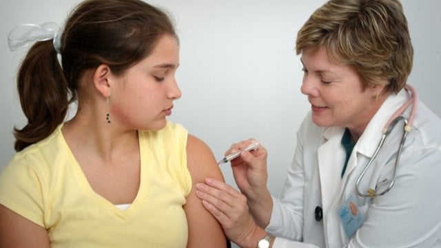 Rusai giriasi toliau: skelbia, kad sulaukė užklausos dėl 1 mlrd. dozių vakcinos