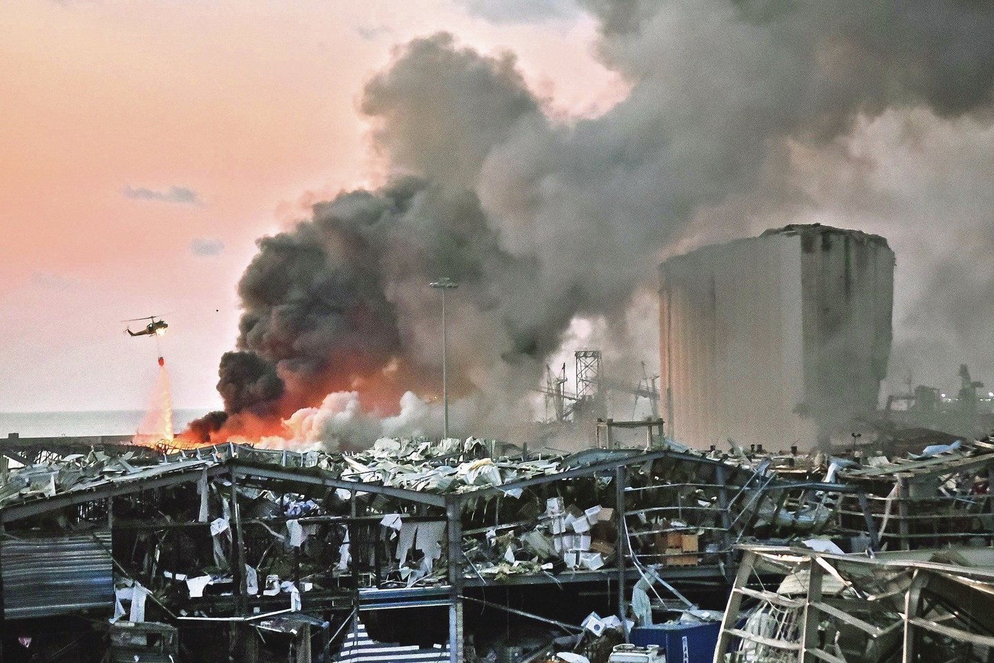 ​Beiruto uoste rugpjūčio 4-ąją driokstelėjusio milžiniško sprogimo padaryta žala vertinama daugiau kaip 15 mlrd. JAV dolerių (12,7 mlrd. eurų), trečiadienį pranešė Libano prezidentas Michelis Aounas.<br>AFP/„Scanpix“ nuotr.