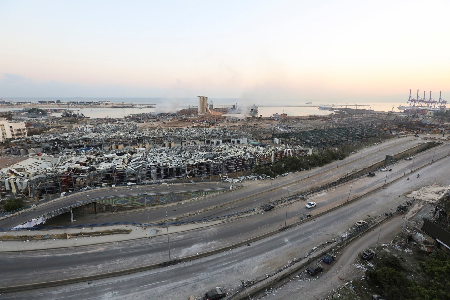 ​Beiruto uoste rugpjūčio 4-ąją driokstelėjusio milžiniško sprogimo padaryta žala vertinama daugiau kaip 15 mlrd. JAV dolerių (12,7 mlrd. eurų), trečiadienį pranešė Libano prezidentas Michelis Aounas.<br>Reuters/Scanpix nuotr.