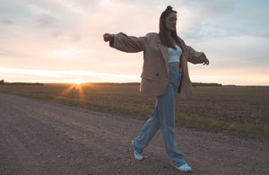 Koronavirusu persirgusi atlikėja Gintarė Korsakaitė pristato dainą