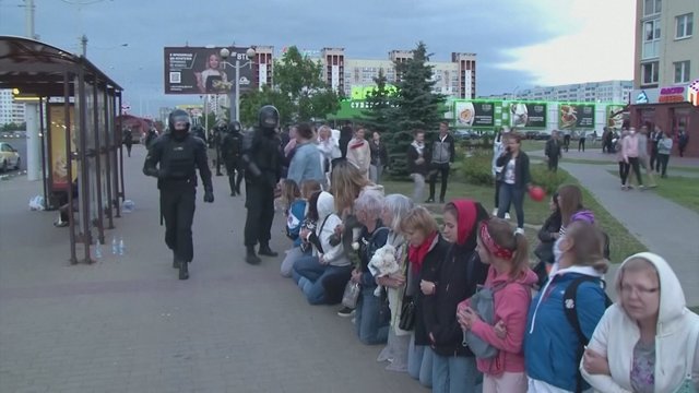 Užfiksuota, kaip Baltarusijoje moterys ir vaikai klaupėsi prieš OMON pajėgas