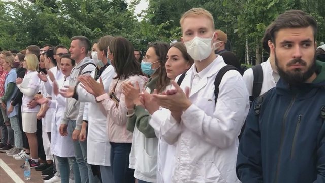 Protestų mastas Baltarusijoje auga: medikai prašo užbaigti milicijos žiaurumą