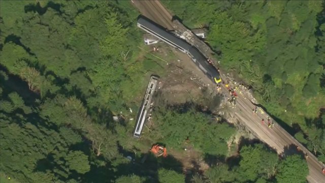 Nelaimė Škotijoje: traukiniui nulėkus nuo bėgių žuvo 3 žmonės