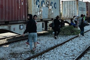 Šiaurės Makedonijos policija sunkvežimiuose aptiko 148 migrantus