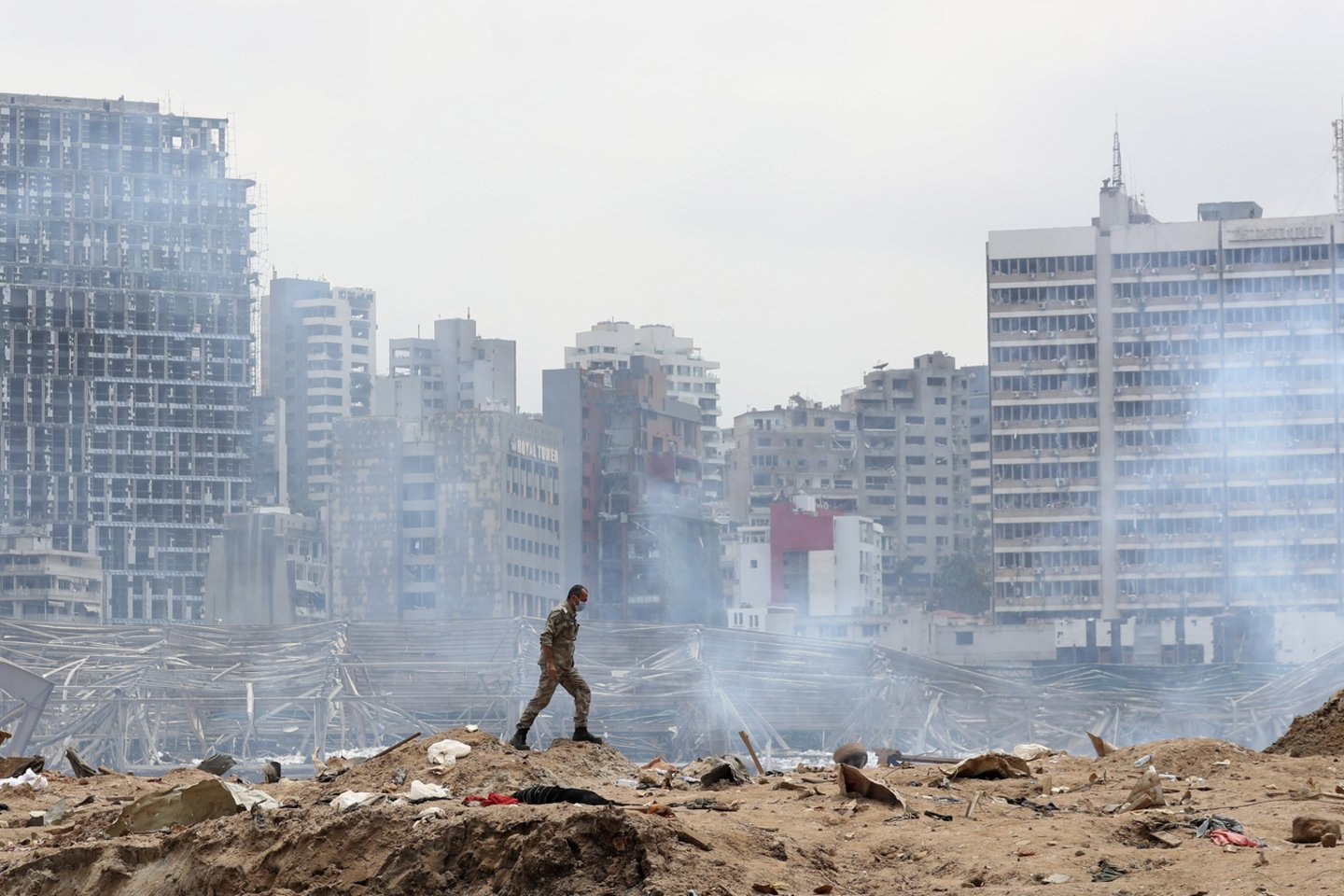 ​Libano parlamentas ketvirtadienį per savo pirmąjį posėdį po katastrofiško rugpjūčio 4-osios sprogimo pritarė nepaprastosios padėties paskelbimui Beirute, suteikdamas kariuomenei labai plačius įgaliojimus.<br>AP/Scanpix nuotr.