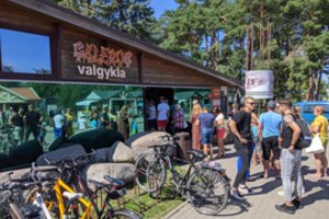 Turbūt pigiausia vieta visame Lietuvos pajūryje: dėl patiekalų po 1 eurą laukia milžiniškose eilėse