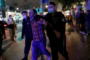 Iš sulaikymo įstaigų paleisti baltarusiai pasakoja apie mušimus ir kankinimus