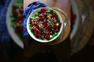 Gaivios, sočios ir maistingos burokėlių salotos su brinza ir sėklomis