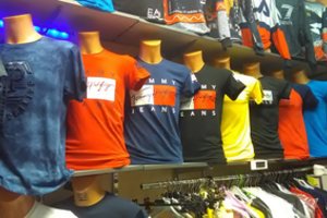 Vilniaus policija pakratė Gariūnų pardavėją – už firminius užrašus gresia baudžiamoji atsakomybė