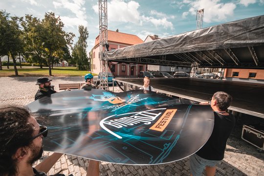 „Broma Jazz“ aprangos kodas: kviečia pasipuošti skrybėlėmis