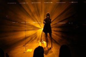 Po atviru dangumi – Monikos Linkytės koncertas: išsiilgę klausytojai ir muzikinės premjeros