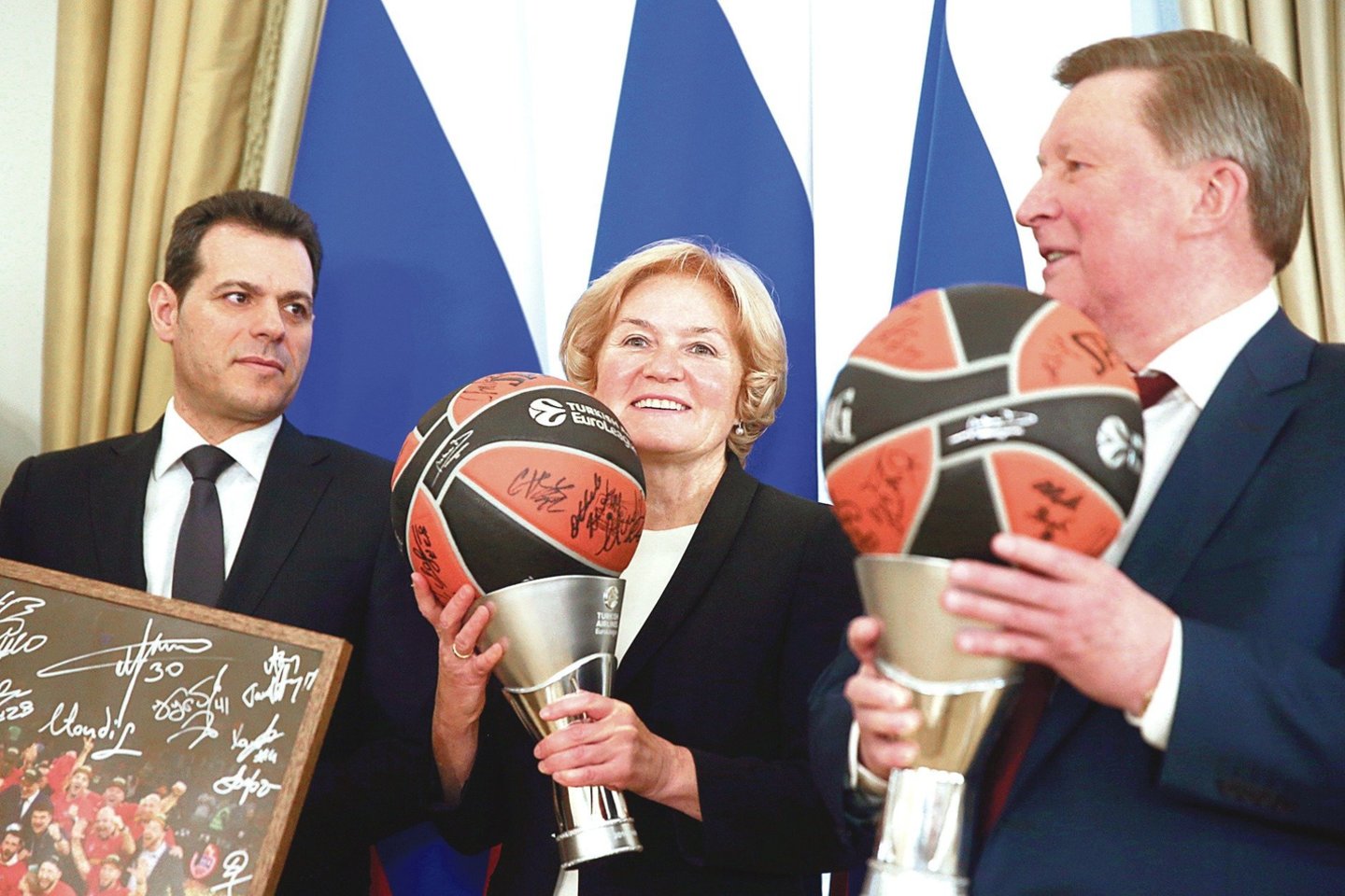 CSKA treneris D.Itoudis trofėjumi džiaugėsi su Rusijos vicepremjere O.Golodec ir Rusijos prezidento specialiuoju patikėtiniu S.Ivanovu.<br>„Scanpix“ nuotr.