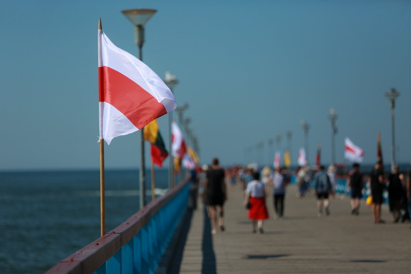 Palangos tiltas šeštadienį pasipuošė Baltarusijos ir Lietuvos vėliavomis.<br>G.Bitvinsko nuotr.
