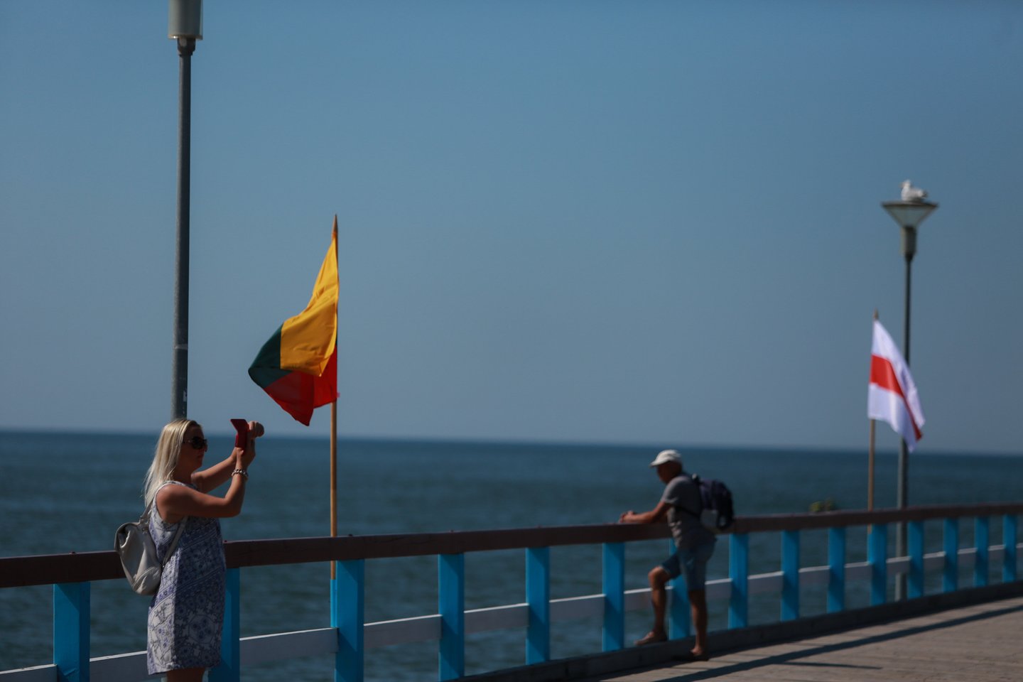 Palangos tiltas šeštadienį pasipuošė Baltarusijos ir Lietuvos vėliavomis.<br>G.Bitvinsko nuotr.
