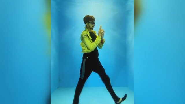 Vaikinas užkariauja internetą – šokio judesiai po vandeniu privers išsižioti 