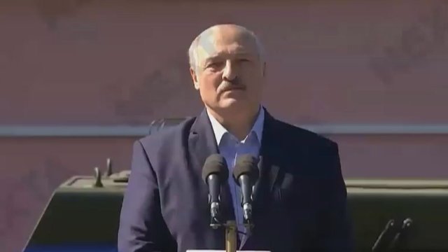 Surežisuotas A. Lukašenkos protestas virto fiasko: prievarta į aikštę suvaryta minia jį nuginklavo švilpimu