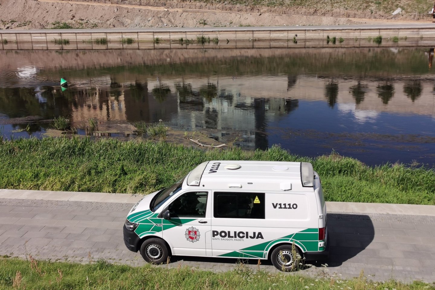  Vilniaus policijai pirmadienį pranešta apie Neries upėje miesto centre greta Žaliojo tilto pastebėtą daiktą į aviacinę bombą.<br> R.Danisevičiaus nuotr.