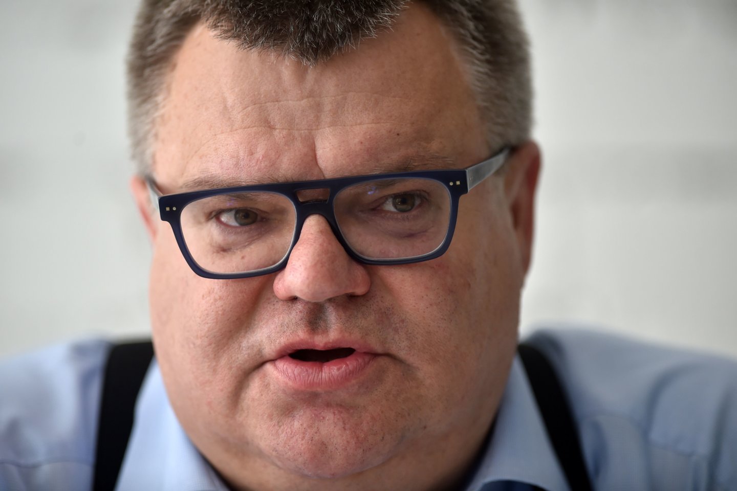 S.Michasiovas pripažino, kad pats bendraudamas su kolegomis ir draugais surinko net 300 parašų, kuriais buvo išreikštas pasitikėjimas opozicijos kandidato V.Babarykos (nuotr.) kandidatūrai prezidento rinkimuose.<br>AFP/Scanpix nuotr.