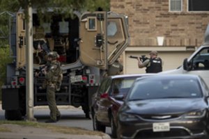 Teksase tris policininkus pašovęs vyras užsibarikadavo šeimos name