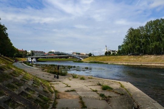 Hidrologinės sausros padariniai: šalyje nuseko upės, Vilniuje Nerį galima perbristi skersai