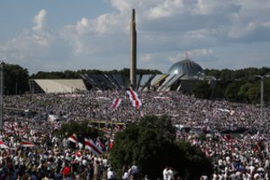 Užspeistas į kampą diktatorius A. Lukašenka šneka paslaptingai: gyvas nepasiduosiąs, bet valdžia dalinsis?