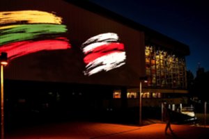 Ant Operos ir baleto teatro fasado simboliškai nušvito Lietuvos ir Baltarusijos vėliavos