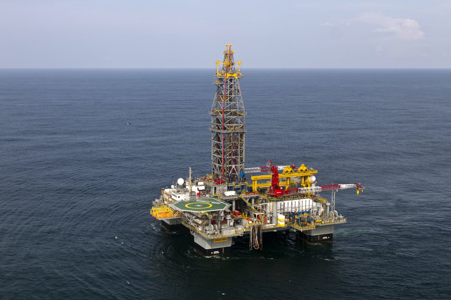 „Greenpeace“ aktyvistai plaukė 500 m nuo pakrantės iki naftos platformos, kurioje įprastai nėra žmonių, ir užlipo ant jos.<br> Scanpix/Reuters/AFP/FP nuotr.