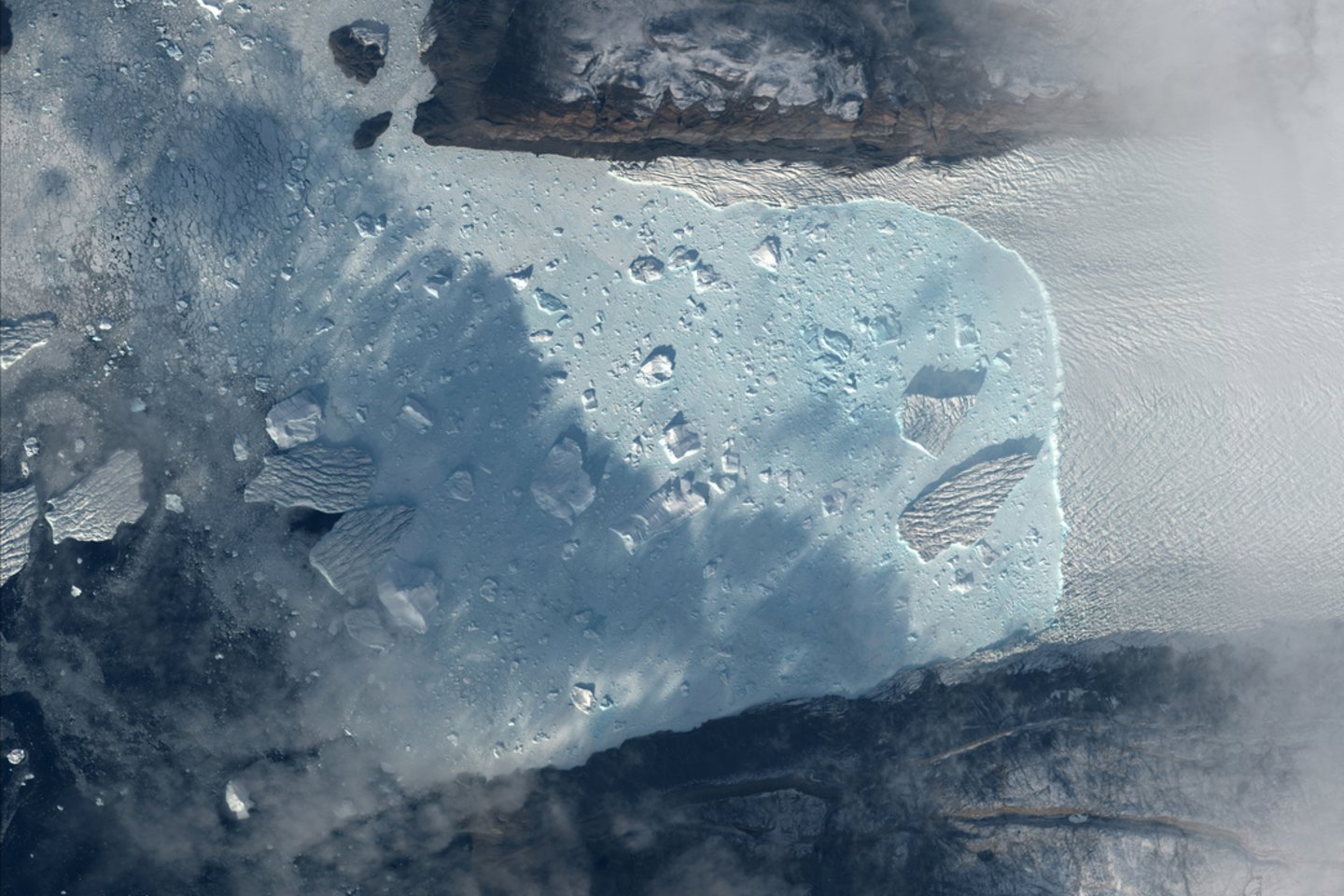 Šiame šimtmetyje ledo tirpsmas paspartėjo, tad per metus netenkama iki 50 mlrd. tonų ledo, o tiek sniego Grenlandijoje nebeiškrenta.<br> Scanpix/Reuters/AFP nuotr.