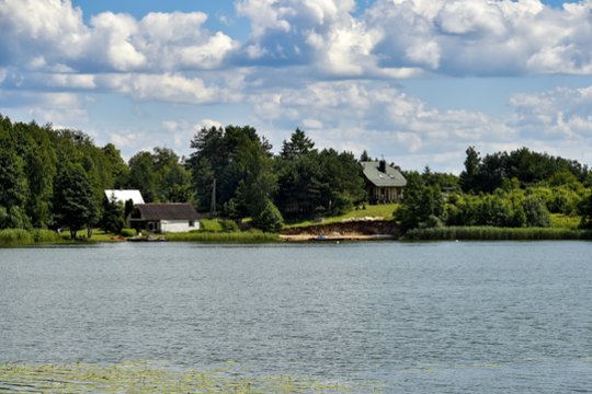 Akibrokštas: ežero pakrantę lyg savą susitvarkiusio verslininko nebaudė, o paglostė: žmonės priblokšti 