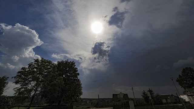 Sinoptikų prognozės: į šalį atkeliaujantys debesys atneš vėsesnį orą ir lietų