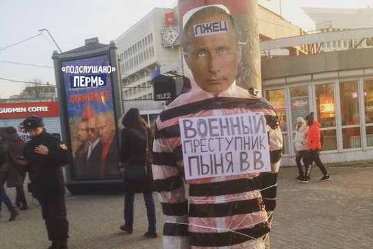 Rusijos teismas nubaudė V. Putino iškamšą pasidariusius jaunuolius