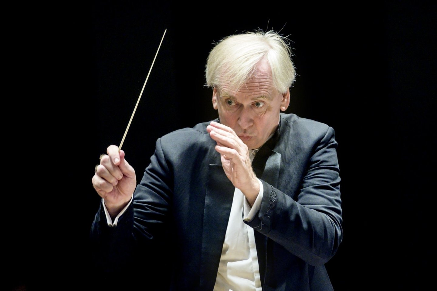 LVSO užsitęsusį sezoną baigs diriguojamas savo meno vadovo ir vyriausiojo dirigento G.Rinkevičiaus.<br> D.Matvejevo nuotr.