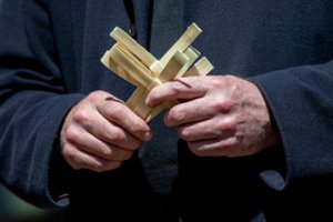 Paaiškėjo daugiau detalių apie vaikų pornografiją žiūrėjusį ir laikiusį kunigą: suspendavo, bet galės grįžti?