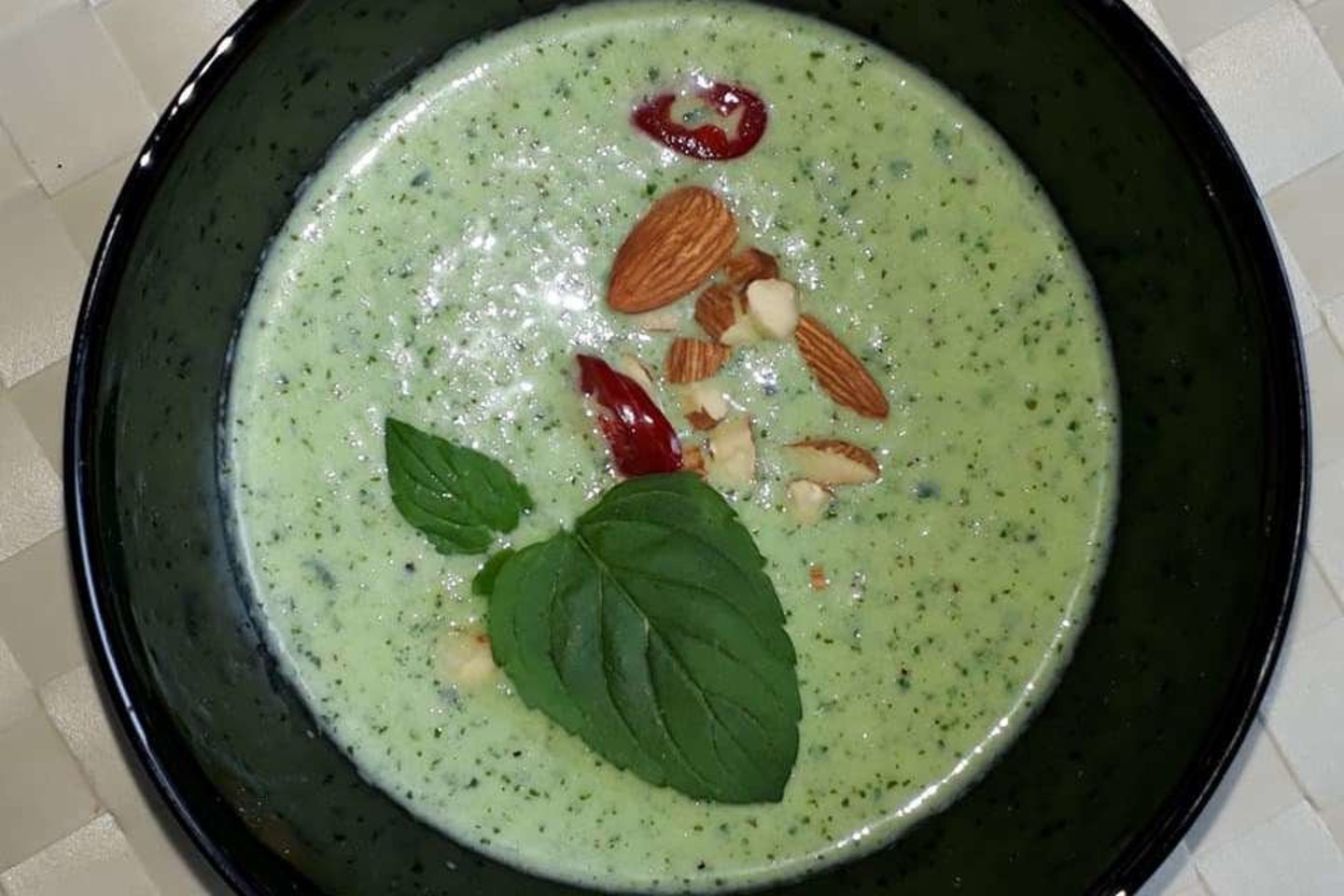 Šalta agurkų sriuba su mėtomis.<br>Nuotr. iš „Zinos virtuvėje“.